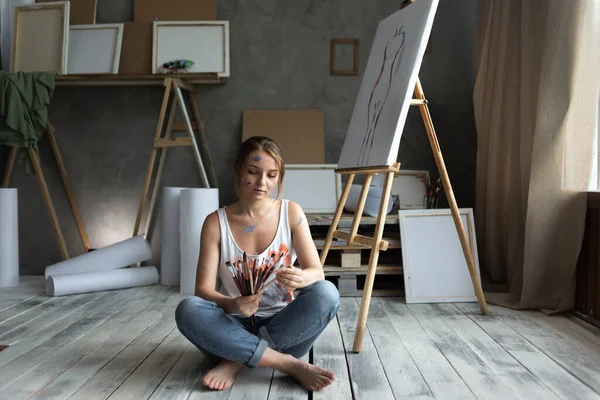 Κάνοντας Ένα Διάλειμμα Από Γυναίκα Του Καλλιτέχνη Κάθεται Στο Πάτωμα — Φωτογραφία Αρχείου