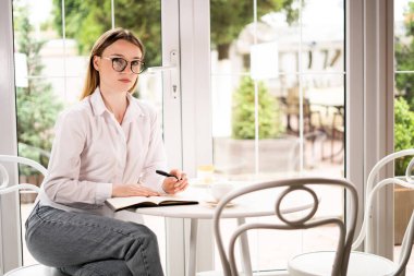 Sabahları kafede genç bir sarışın defter ve kalemle çalışıyor, toplantılar planlıyor ve bir proje hazırlıyor. Bir satış müdürü ya da öğrenci kafeteryada uzaktan çalışır. Küçük işletme kavramı