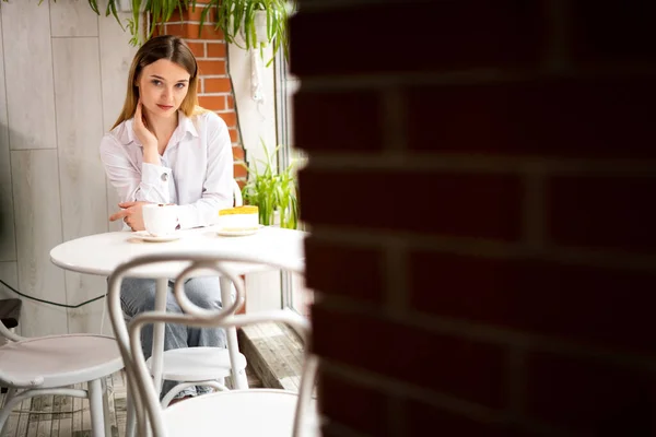 Buenos Días Chica Sentada Café Con Café Postre Almuerzo Negocios —  Fotos de Stock