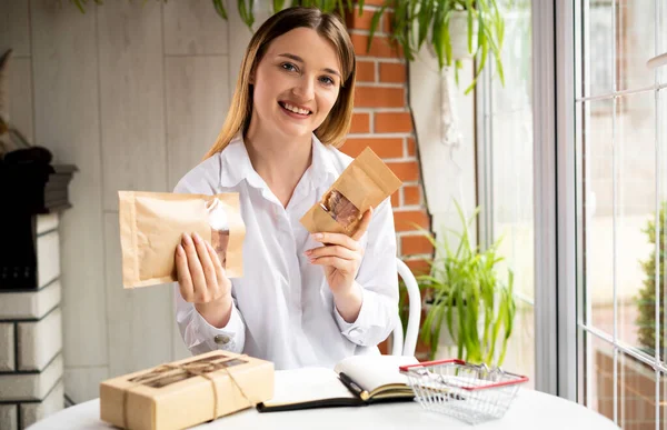 Femme Entrepreneur Assis Dans Café Montre Nourriture Produit Pour Les — Photo