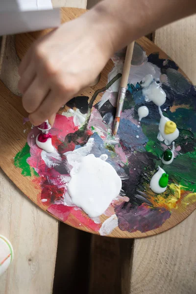 Sanatçının Elinin Bir Tüpteki Ahşap Palet Boyayla Yakın Plan Görüntüsü — Stok fotoğraf