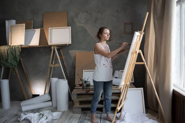 Egy Tehetséges Művész Lány Rajzol Egy Képet Egy Festőállványra Egy — Stock Fotó