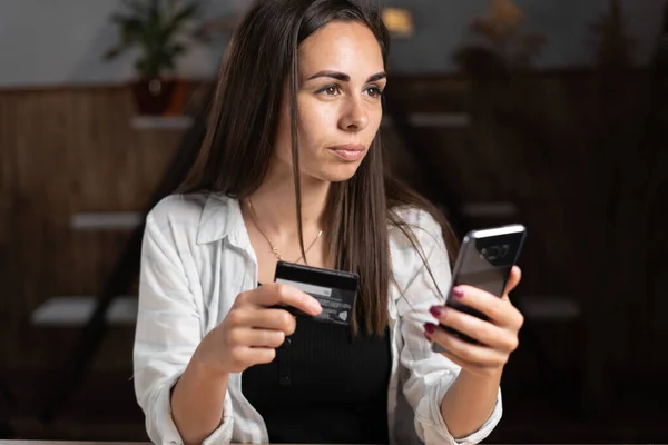 온라인 쇼핑을 아이는 식탁에 휴대폰 카드로 합니다 인터넷 주문에 무책임 — 스톡 사진