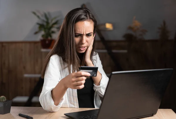 Upset Girl Credit Card Smartphone Pays Purchases Online Payment Sale — Stock Photo, Image