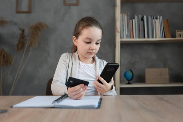 Compras Online Uma Menina Sua Mesa Com Cartão Crédito Smartphone — Fotografia de Stock