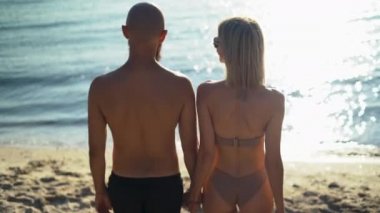 Neşeli çift yazın tadını çıkarırken birlikte denize giriyorlar..