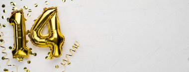 14 numaralı altın folyo balonu. 14. yazılı doğum günü ya da yıldönümü kartı. Gri beton arka plan. Yıldönümü kutlaması. Pankart. Boşluğu kopyala
