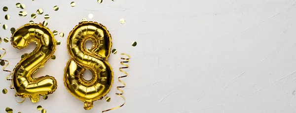 Guldfolieballong Nummer Födelsedag Eller Jubileumskort Med Inskriptionen Grå Betong Bakgrund — Stockfoto