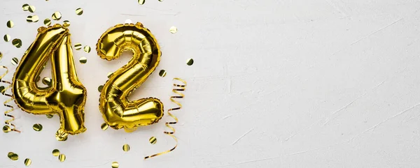 Guldfolieballong Nummer Fyrtiotvå Födelsedag Eller Jubileumskort Med Inskriptionen Grå Betong — Stockfoto