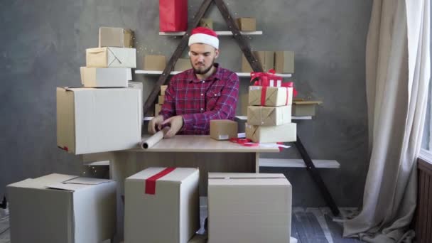 Virksomhedsstart SMV-koncept. Ung aspirerende iværksætter, lille virksomhedsejer, der arbejder hjemmefra, indpakning af en kasse i håndværkspapir. – Stock-video