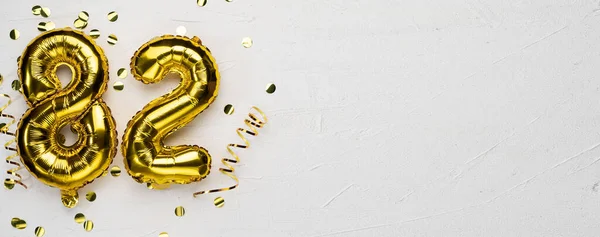 Guldfolieballong Nummer Åttiotvå Födelsedag Eller Jubileumskort Med Inskriptionen Grå Betong — Stockfoto