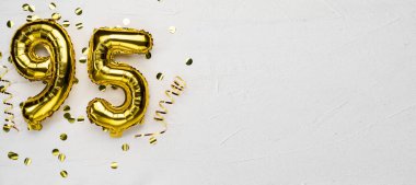 95 numaralı altın folyo balonu. Doğum günü ya da yıldönümü kartı. Üzerinde 95 yazılı gri beton arka plan. Yıldönümü kutlaması. Pankart. Boşluğu kopyala