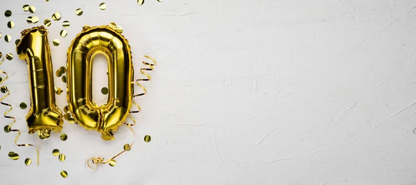 10 numaralı altın folyo balonu. Doğum günü ya da yıldönümü kartı. Üzerinde 10 yazılıydı. Gri beton arka plan. Yıldönümü kutlaması. Pankart. Boşluğu kopyala