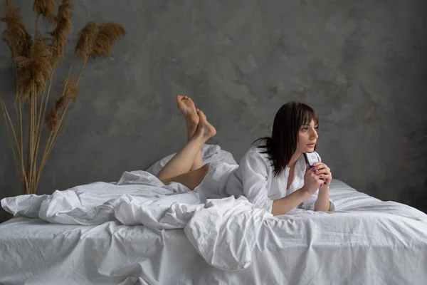 Женщина Лежащая Спальне Кровати Отдыхает Утром Белом Постельном Белье Брюнетка — стоковое фото