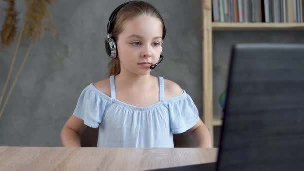 Een verdrietig meisje zit achter een computer laptop, die lijdt aan cyberpesten en intimidatie, het slachtoffer van online geweld door de vervolgers. — Stockvideo