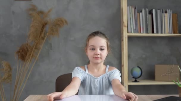 Smutná dívka sedí u notebooku, trpí kyberšikanou a obtěžováním, vystavena online násilí ze strany pronásledovatelů. — Stock video