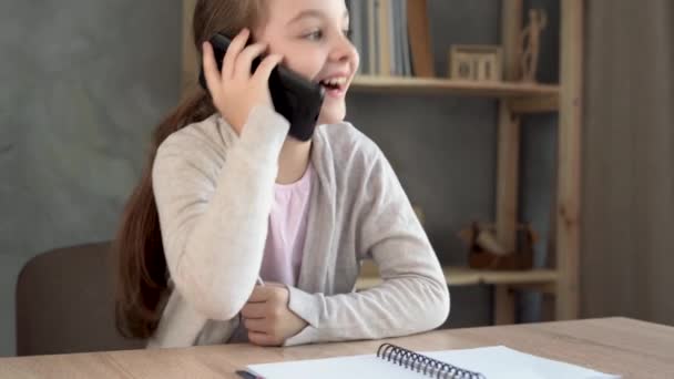 Smiling Caucasian schoolgirl talking on the phone. girl in conversation using a mobile phone, laughing. — Stock Video