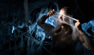 Örümcek ağına yakalanmış bir kadın ağlar ve ağlar. Pankart. Boşluğu kopyala