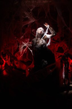 Cadılar Bayramı Vampir Kadın. Örümcek ağıyla kaplanmış karanlıkta vampir cadı. Sanat tasarımı. Gizemli konsept