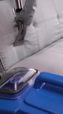 Temizlik işçisi kuru temizleme malzemesi kullanıyor. Mobilyaları evde temiz tut. Yakın plan. Dikey video