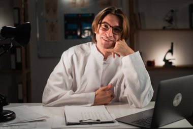 Doktor Akıllı Telefon Arama Hareketi Hastanesinde ya da klinikte gece vardiyasında çalışıyor. Boşluğu kopyala