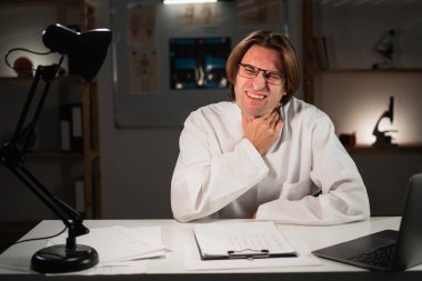 Doktor, hastanede gece vardiyasında çalışırken boğaz ağrısı çekiyor. Hemşire, sağlık hizmeti. Boşluğu kopyala