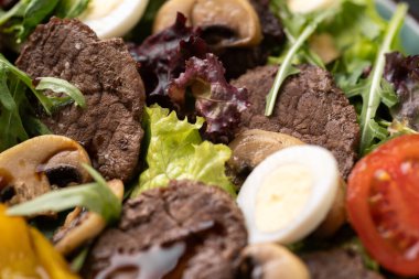 Kızarmış karaciğer salatası, üst manzara. Yiyecek konsepti