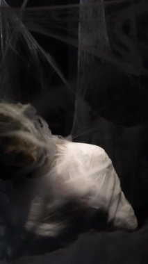 Kendini soyutlama. Korkunç örümcek ağlarına takılmış, acı çeken, korkmuş bir kadın. Korku kaygısı ve suistimal kavramı.