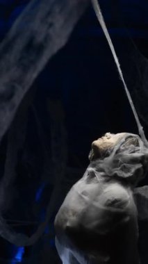 Kendini soyutlama. Korkunç örümcek ağlarına takılmış, acı çeken, korkmuş bir kadın. Korku kaygısı ve suistimal kavramı.