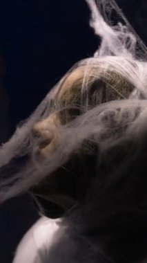 Kendini soyutlama. Korkunç örümcek ağlarına takılmış, acı çeken, korkmuş bir kadın. Korku kaygısı ve suistimal kavramı.