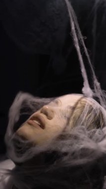 Kendini soyutlama. Korkunç örümcek ağlarına takılmış, acı çeken, korkmuş bir kadın. Korku kaygısı ve suistimal kavramı.