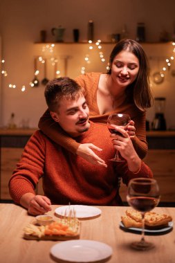 Aşık bir çiftin evde romantik bir randevusu var. Sevgililer gününde çiftler için kadeh kaldıralım. Aşk ve aşk kavramı