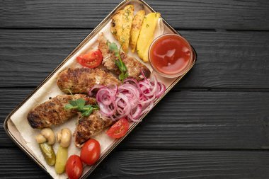 BBC soslu tavuk yemeği tabakta patates kızartması, üst manzara.