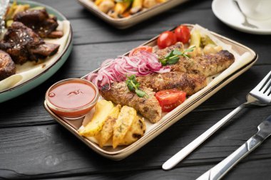 BBC soslu tavuk yemeği tabakta patates kızartması, üst manzara.