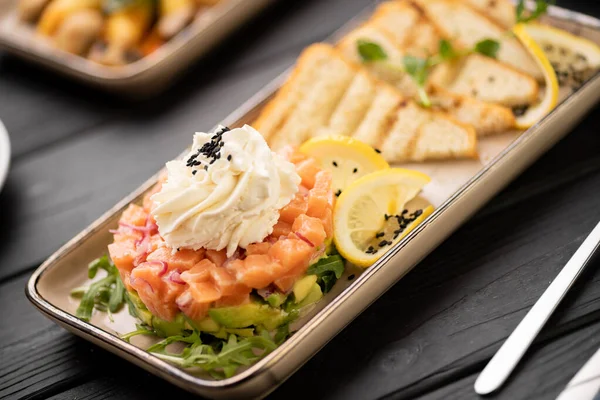 Lokantada karışık sebzeli somonlu salata tartar. Boşluğu kopyala