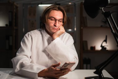 Hastane sohbeti ve gece vardiyasında çalışan bir doktor. Çalışma alanındaki tıp hekimi. Tele sağlık ya da danışmanlık. Boşluğu kopyala