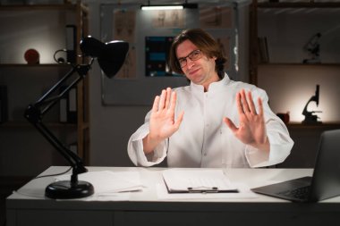 Hayır, teşekkür ederim. Gözlüklü pratisyen doktor gece geç saatlere kadar hastane ofisinde çalışırken jesti durdurduğunu, jesti reddettiğini gösteriyor. Boşluğu kopyala