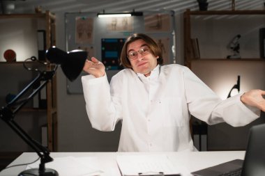 - Bilmiyorum. - Neden? Gözlüklü pratisyen doktor kollarını kaldırdı ve hastane ofisinde geç saatlere kadar çalışırken kameraya baktı. Boşluğu kopyala