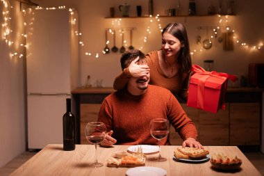 Romantik sürpriz kutusu. Sevgililer Günü Hediyesi 'ni sevgilisine veren bir kadın evde doğum gününü kutlarken gözlerini kapatıyor. Boşluğu kopyala