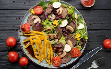 Sebzeli sıcak sığır salatası, domates ve yumurta tabakta sağlıklı beslenme konseptini gösteren düz bir kompozisyon olarak sıralanmış.