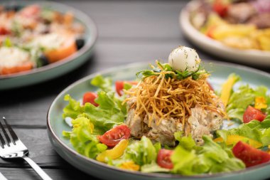 Çok güzel kaplanmış bıldırcın yuvası salatası. Kızarmış patates kamışı, bıldırcın yumurtası ve taze kesilmiş sebzeler. Lokanta ortamında servis edilen nefis gurme aperatifleri..