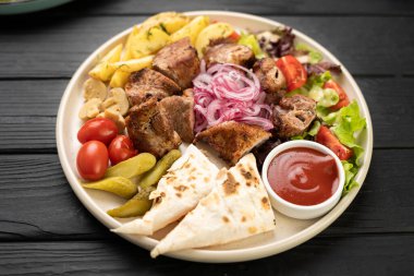Patatesli şiş kebap, lavaşlı suluguni ve restorandaki masada ketçap.