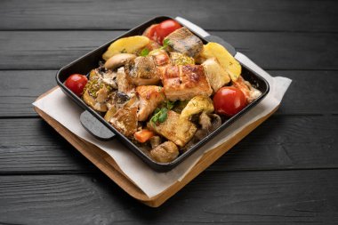 Kızarmış tavada patates ve sebzeli ızgara balık.