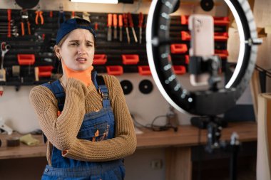 Tamirci ya da Tamirci Blog yazarı atölyeye çeşitli aletlerle akın ediyor akıllı telefon kullanıyor, boğaz nezlesi ya da bademcik iltihabı var. Bloglama, endüstri ve teknoloji kavramı