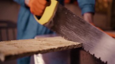 Erkek marangoz kereste atölyesinde çalışıyor. yakın plan