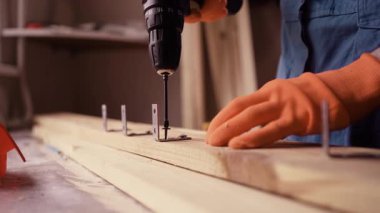 Marangozluk atölyesinde çalışarak keresteye delik açmak. Yakın plan.