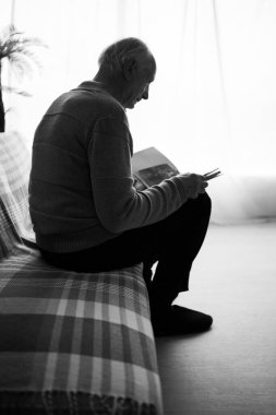 Kanepede oturan yalnız, yaşlı bir dul. Elinde eski fotoğraflar var ve ölmüş eşinin anılarını hatırlıyor. Yalnızlık, dulluk, kayıp aşk ve nostalji. Siyah beyaz fotoğraf