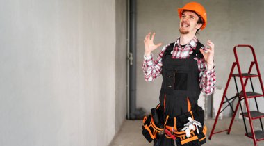 Kızgın bir mimar ya da tamirci saldırgan bir jest çığlığı gösteriyor ve kamera ve öfkeyle tehdit ediyor. kopyalama alanı. Pankart