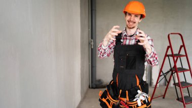 Sert şapkalı kızgın bir tamirci ya da tamirci kameraya karşı saldırgan bir tavır sergiliyor ve sinirleniyor. Olumsuz duygu kavramı