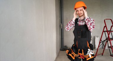 Yorgun inşaat işçilerinin çok çalıştıktan sonra baş ağrıları olur. Sağlık ve Tıp Konsepti